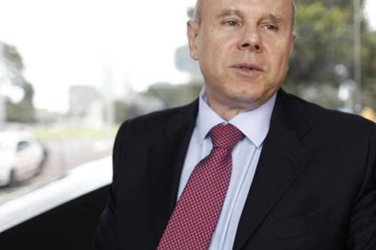 Ministro da Fazenda, Guido Mantega, chega ao ministério das Finanças antes de coletiva de imprensa para comentar o PIB de 2011 do país, em Brasília (Ueslei Marcelino/Reuters)