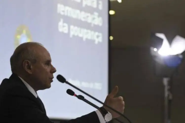 O ministro da Fazenda, Guido Mantega, durante coletiva à imprensa fala sobre as novas regras da Caderneta de Poupança (Fabio Rodrigues Pozzebom/ABr)