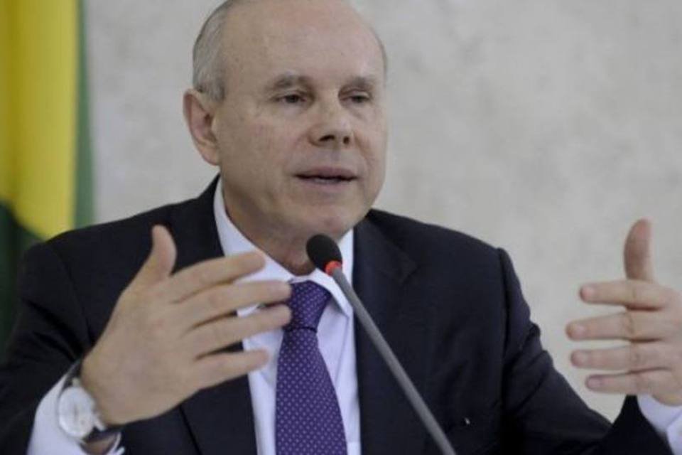 Repasse de dólar alto à inflação é limitado, diz Mantega