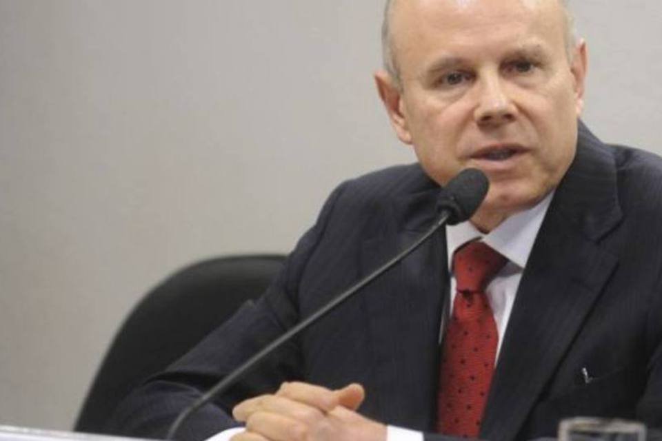 Mantega diz que sinais da crise começam a preocupar