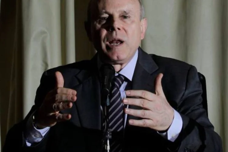 
	O ministro da Fazenda, Guido Mantega, limitou-se a comentar que &quot;o d&oacute;lar &eacute; flutuante&quot;, o que elevou a press&atilde;o sobre o BC
 (Ueslei Marcelino/Reuters)