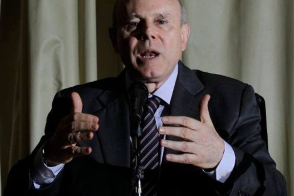 Em Paris, Mantega repete que economia acelera no 4º tri