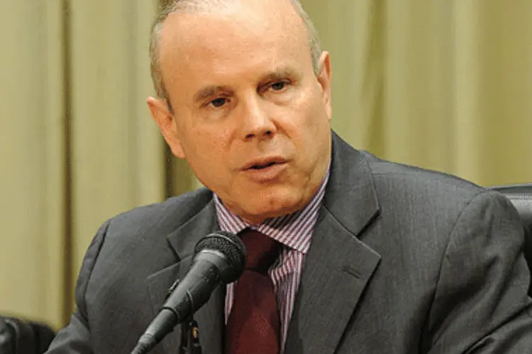 O ministro da Fazenda, Guido Mantega, anunciou o aumento do IOF de 2% para 4% (.)