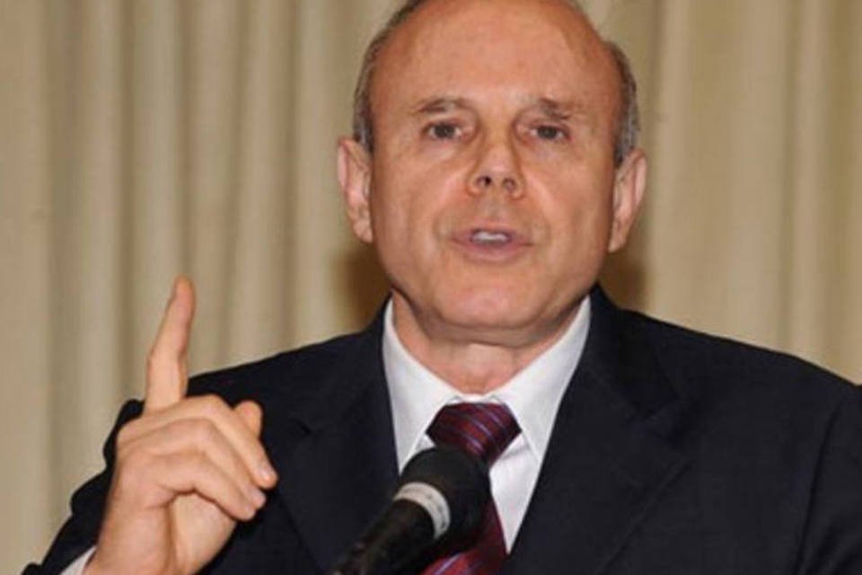Brasil vai agir antes que economia superaqueça, diz Mantega