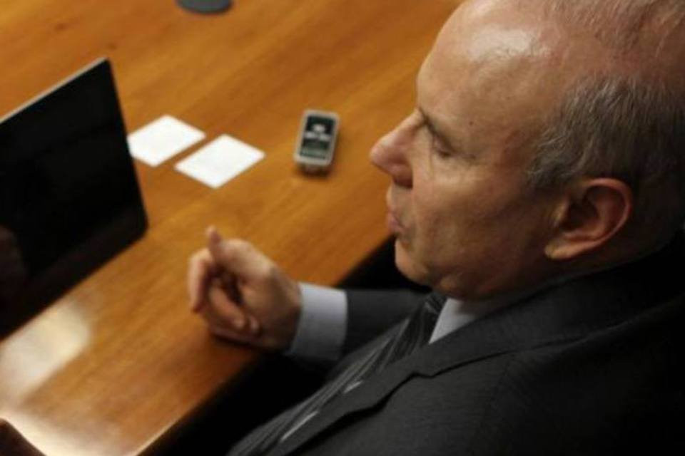Cabe à Petrobras falar de reajuste, diz Mantega