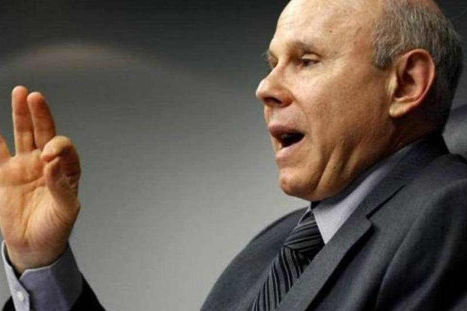 Mantega desafia bancos privados a reduzirem juros