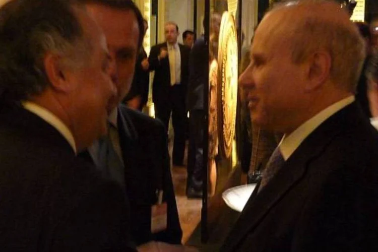 Edemir Pinto, presidente da BM&FBovespa e o empresário João Doria Jr. conversam com Mantega antes da premiação (Gustavo Kahil)