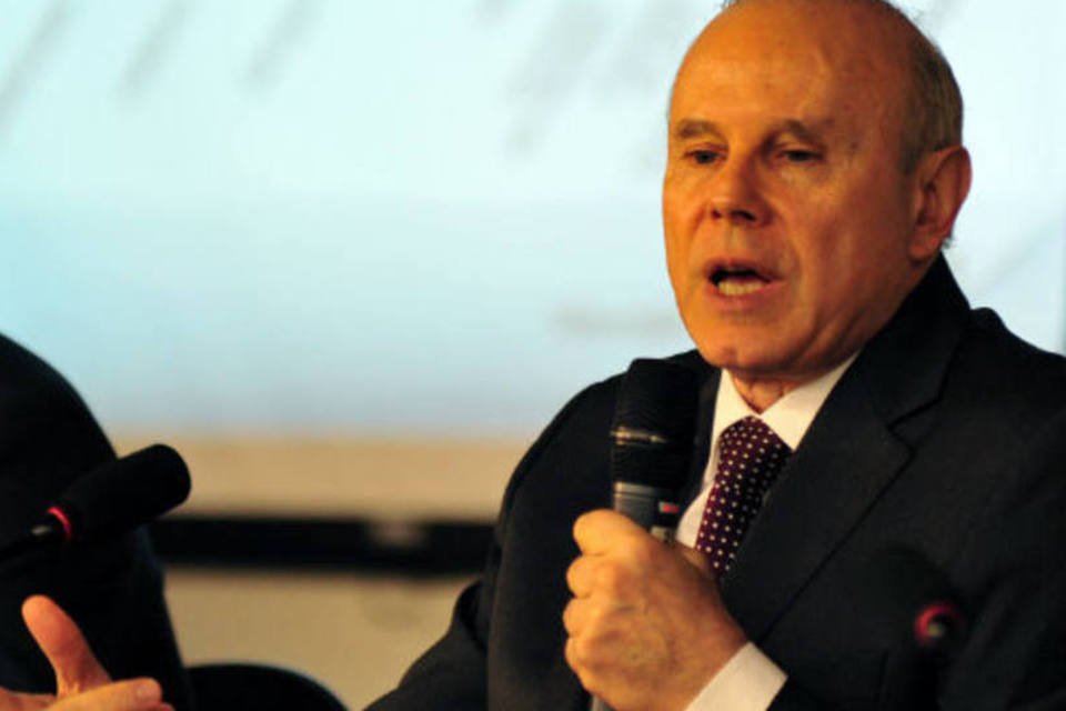 Vandalismo nas manifestações é intolerável, diz Mantega