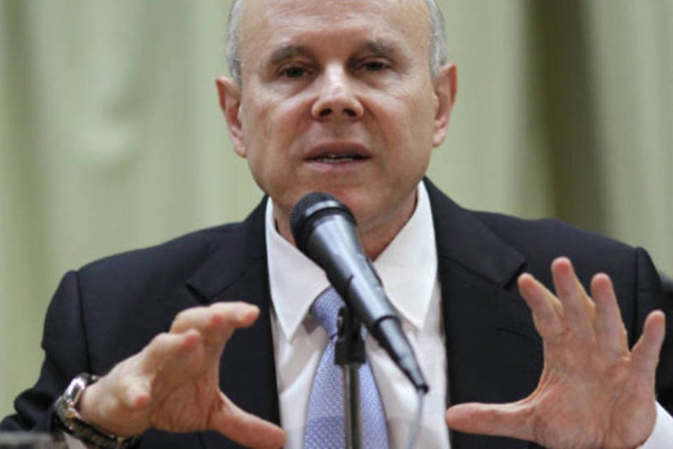 Mantega nega, em Paris, qualquer intenção de renúncia