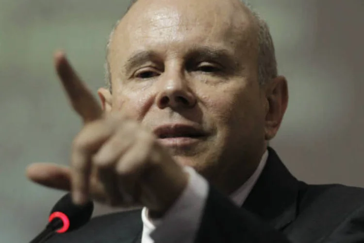 
	Mantega: a fim de tratar do tema com urg&ecirc;ncia, o Minist&eacute;rio da Fazenda alterou a agenda do ministro&nbsp;para avaliar a possibilidade de corte de tributos
 (REUTERS/Ueslei Marcelino)