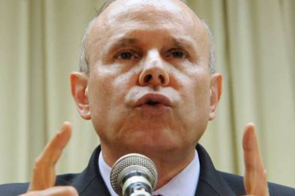 País não cresce 6% sem gerar inflação, admite Mantega