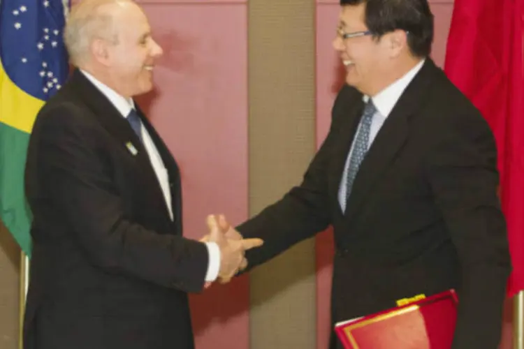 O ministro da Fazenda Guido Mantega e o ministro das Finanças chinês Lou Jiwei apertam as mãos depois de assinar acordo durante a 5ª Cúpula dos BRICS em Durban  (REUTERS / Rogan Ward)