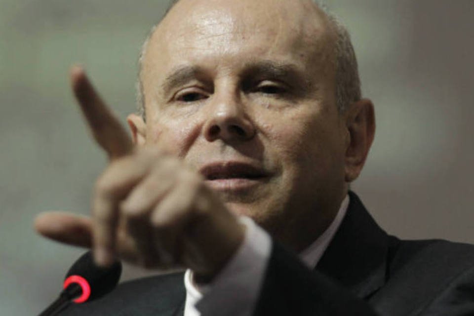 Desoneração melhora competitividade, diz Mantega