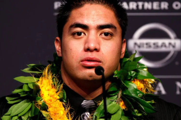 Manti Te'o, jogador de futebol americano da universidade de Notre Dame, afirma ter sido enganado por falsa namorada virtual (Getty Images)