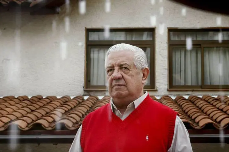 Manuel Contreras, general aposentado e ex-chefe da polícia secreta de Augusto Pinochet, em sua casa, em Santiago, durante entrevista em 2004 (REUTERS)