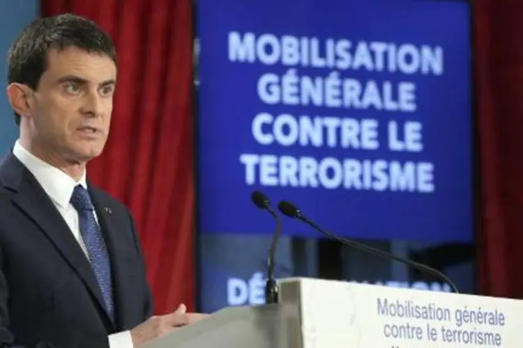 O premier da França participa de uma entrevista coletiva em Paris: "é preciso vigiar 1.300 pessoas, francesas ou estrangeiras, por seu envolvimento em redes terroristas na Síria e no Iraque" (Philippe Wojazer/AFP)