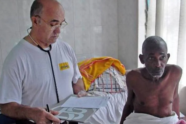 Manuel Viejo atende a um paciente em um hospital de Lusar, Serra Leoa (Ho/AFP)
