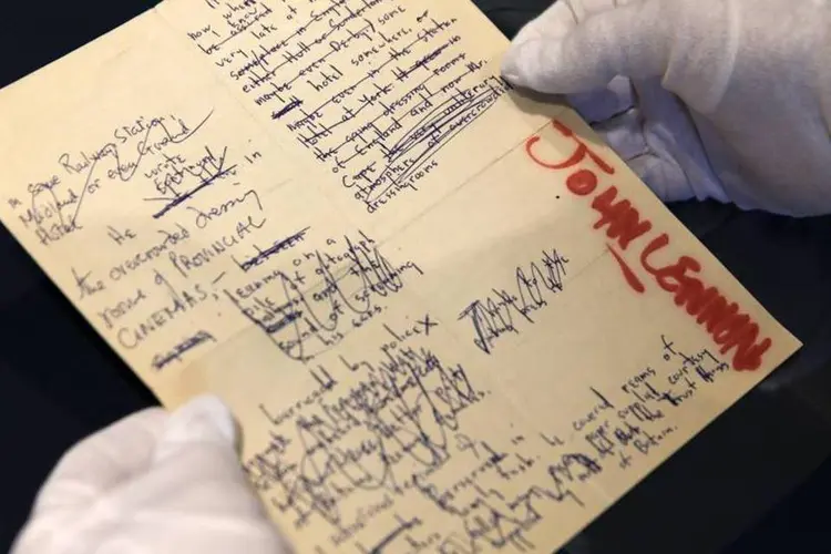 Funcionário da Sotheby's mostra manuscrito de John Lennon que irá a leilão em Nova York (Shannon Stapleton/Reuters)