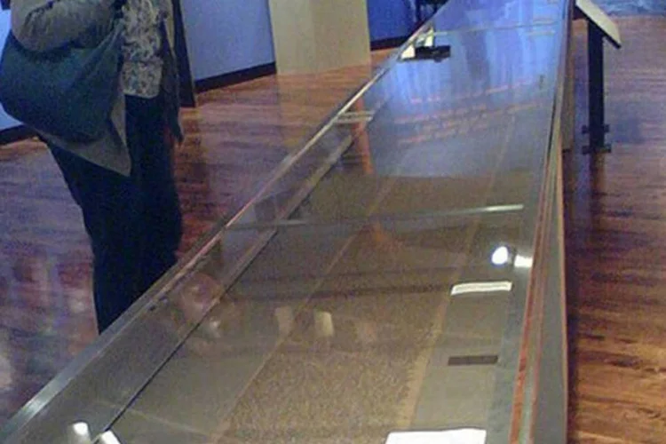 Manuscrito do "On the Road", de Jack Kerouac, exposto no Museu de Letras e Manuscritos: o escritor disse que ao desenrolá-lo, o manuscrito ficou parecido com uma estrada (Magbell/Flickr)