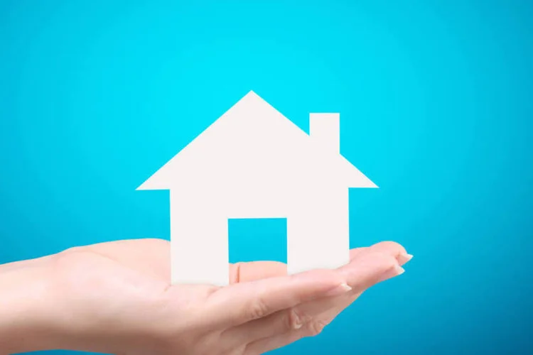 Casa na mão: Em um ano, valor de locação sofreu queda real de 12,93% (Thinkstock/Denphumi)