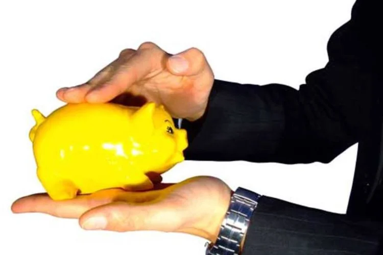 Para a metade dos brasileiros a primeira parcela do 13º salário teve como prioridade o pagamento de dívidas (Stock Exchange)