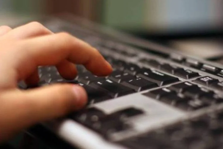 Em 2009, 27,4% dos domícilios tinham acesso à internet (.)