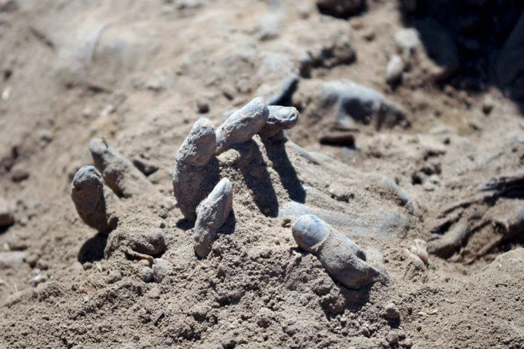Mão é vista durante trabalho de equipes forenses iraquianas em Tikrit (Stringer/Reuters)