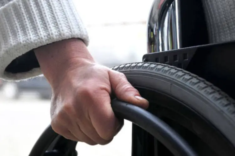 Mão na cadeira de rodas: na maioria dos casos, ocorre desrespeito a um dos direitos mais básicos, o de ir e vir (Jos van Galen/Stock.Xchng)