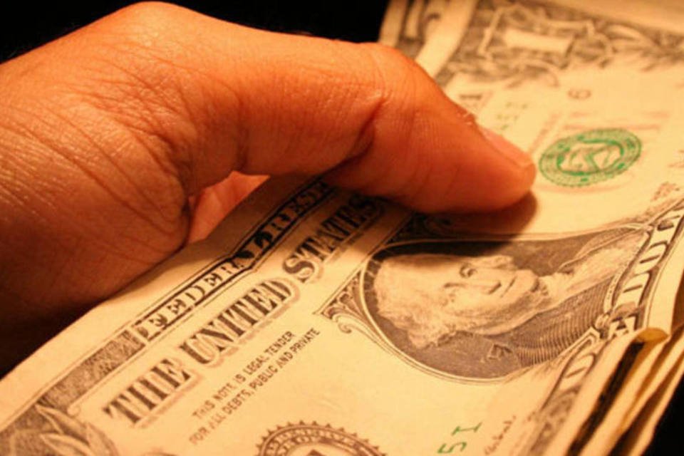 Dólar passa a cair e vai a R$2,20, mas cautela continua