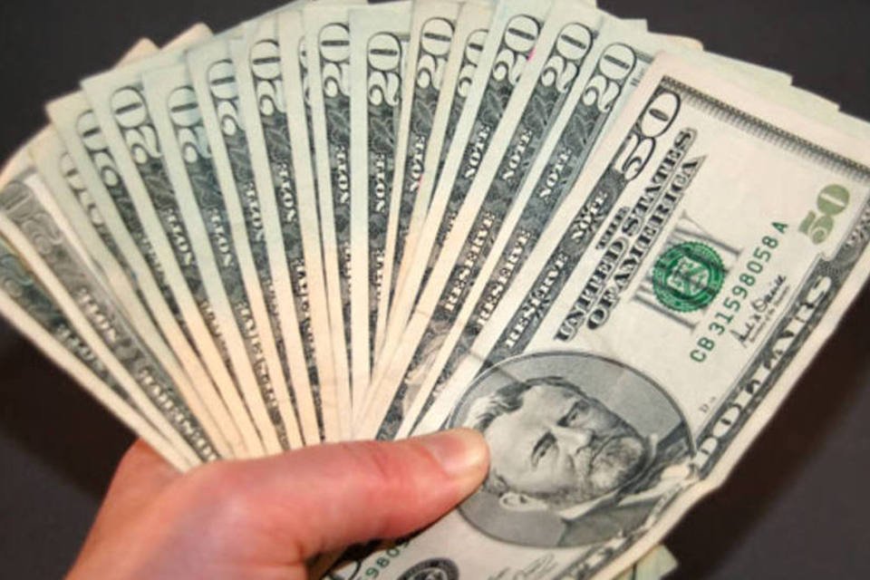 Juros fecham perto da estabilidade com queda do dólar