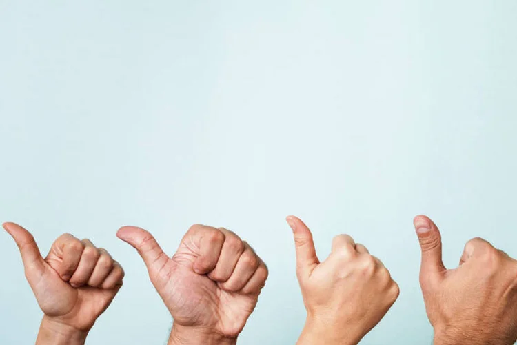 Mãos com sinal positivo: Itaú Unibanco lidera recomendações para maio (Thinkstock/zakokor)