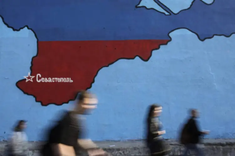
	Mapa da Crimeia com bandeira russa em muro: pen&iacute;nsula foi&nbsp;incorporada em mar&ccedil;o &agrave; R&uacute;ssia
 (Artur Bainozarov/Reuters)