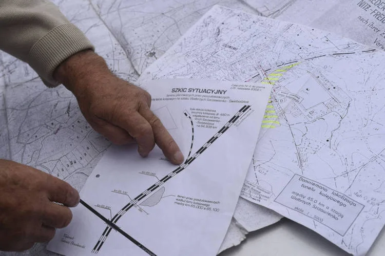 
	Mapa da &aacute;rea onde estaria poss&iacute;vel trem nazista, na Pol&ocirc;nia: h&aacute; duas semanas um polon&ecirc;s e um alem&atilde;o informaram terem descoberto um antigo comboio ferrovi&aacute;rio nazista carregado de ouro
 (Reuters / Kornelia Glowacka-Wolf)