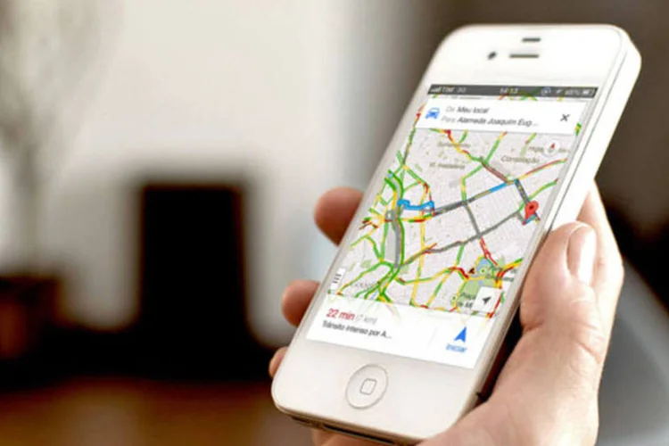 App Google Maps em iPhone: Google anunciou o início da integração de funções do app Waze ao seu serviço de mapas (PlaceIt/Reprodução EXAME.com)