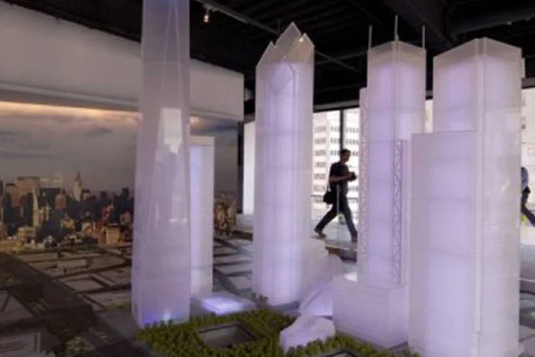 Maquete do novo complexo do World Trade Center: local onde ficavam as antigas Torres Gêmeas será preservado em memória às vítimas do 11 de setemrbo (Don Emmert/AFP)