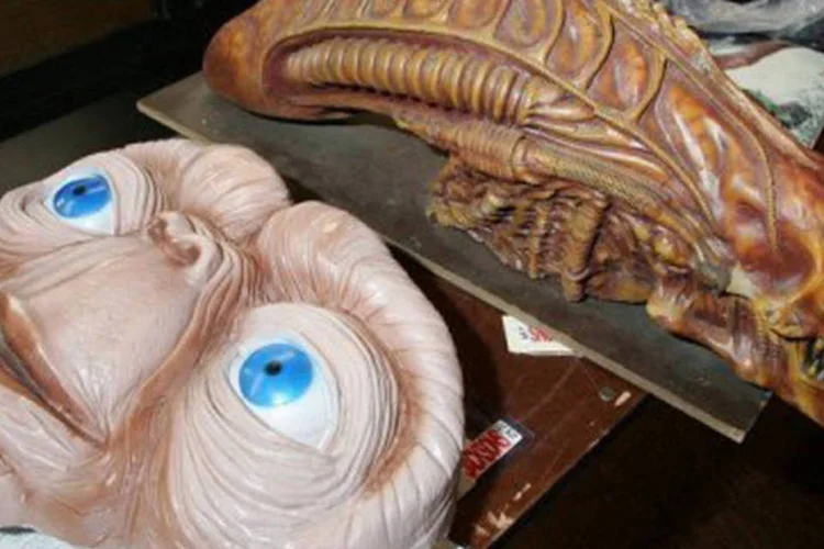 
	As cria&ccedil;&otilde;es de Rambaldi: E.T. (E) e Alien: trabalhou para grandes produ&ccedil;&otilde;es de Hollywood, o que permitiu desenvolver suas habilidades ao combinar eletr&ocirc;nica com mec&acirc;nica
 (©Getty Images/AFP/Archives / Ethan Miller)