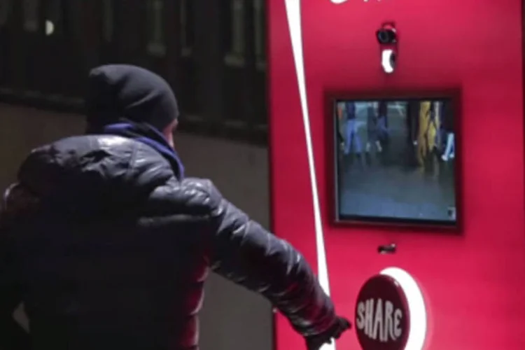 Máquina da Coca-Cola na Itália: duas máquinas se esvaziaram em menos de uma hora (Reprodução/YouTube)