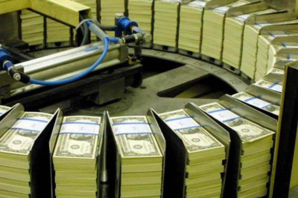 Dólar oscila pela manhã de olho no mercado externo