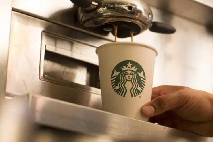 Máquina serve um copo de café em uma loja da Starbucks em Londres, no Reino Unido (Jason Alden/Bloomberg)