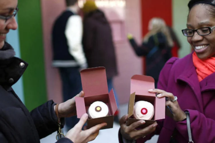 Nova-iorquinas mostram os cupcakes comprados na máquina de venda automática no Upper East Side, em Manhattan (Mike Segar/Reuters)