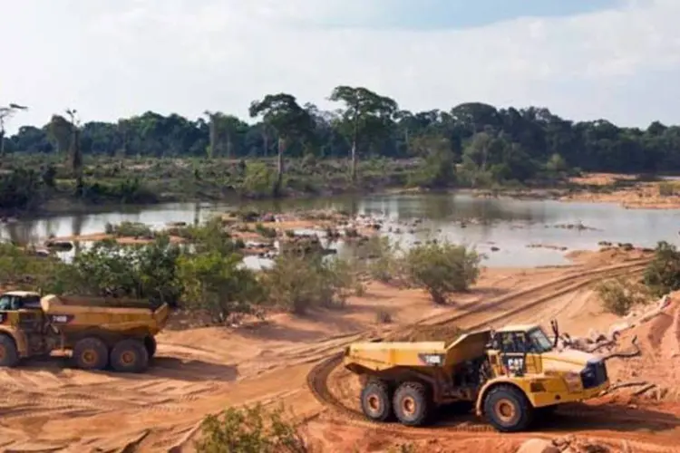 
	Caminh&otilde;es trabalham em obra da barragem principal de Belo Monte
 (Germano Lüders/EXAME.com)