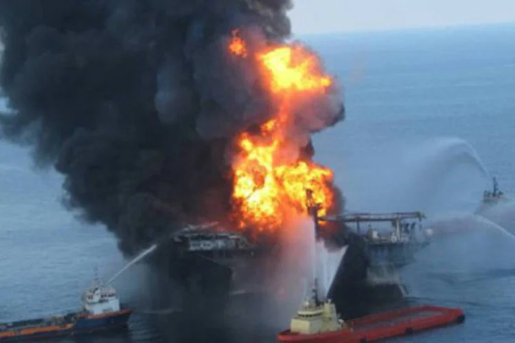 Plataforma pega fogo antes de afundar, no Golfo do México (.)