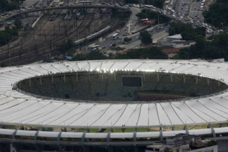 Manifestantes protestam contra licitação do Maracanã