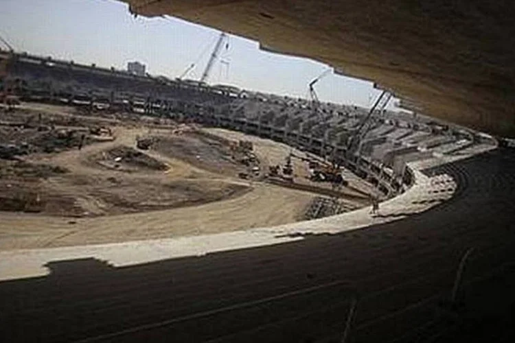 Durante a navegação, que exige um computador ou notebook com webcam, é possível de conhecer a arquitetura do futuro estádio do Maracanã por diversos ângulos (Ricardo Moraes/Reuters)