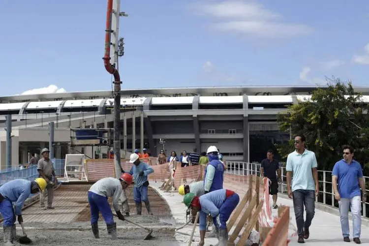 Homens trabalhando na reforma do entorno do Maracanã, um dos estádios que deverá receber jogos da Copa do Mundo de 2014, no Rio de Janeiro (Ricardo Moraes/Reuters)