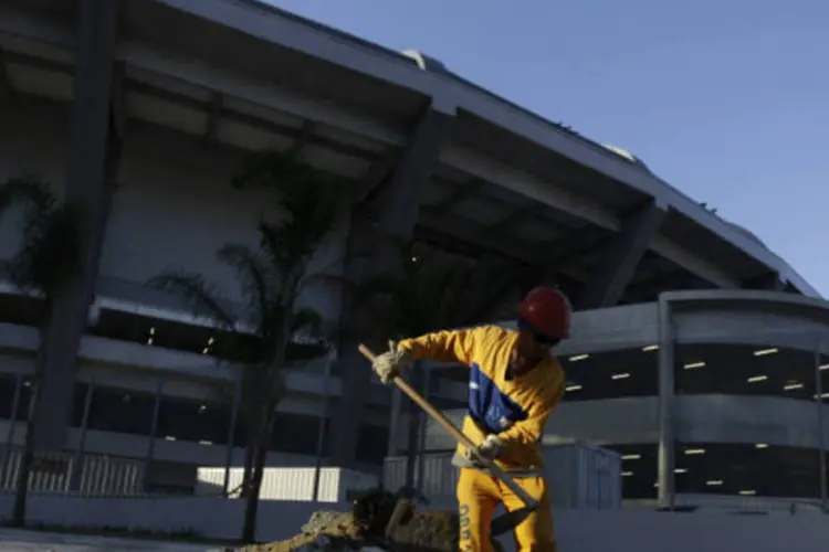 
	Oper&aacute;rio trabalha em obra do Est&aacute;dio do Maracan&atilde;: Cabral se mostrou muito sens&iacute;vel ao apelos da comunidade esportiva para que o complexo seja preservado
 (REUTERS/Ricardo Moraes)