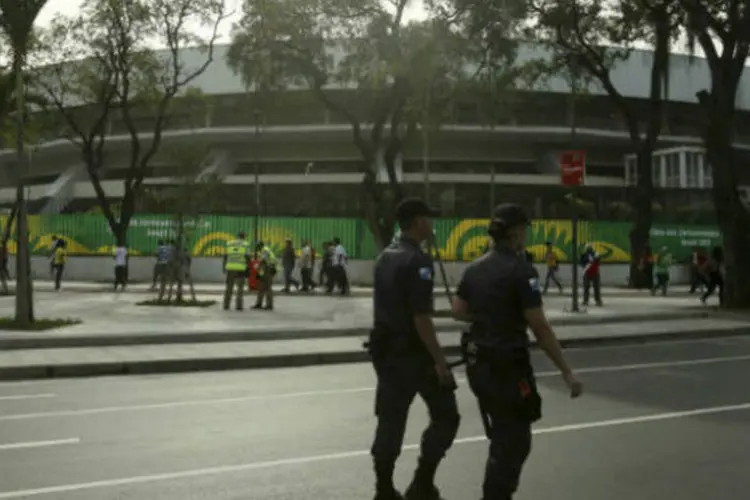 Policiais fazem patrulha no estádio do Maracanã, no Rio de Janeiro, para a Copa das Confederações (REUTERS/Pilar Olivares)