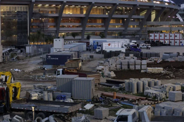 Vista geral do Maracanã, que ainda tem um verdadeiro canteiro de obras em parte do lado de fora. (REUTERS/Ricardo Moraes)