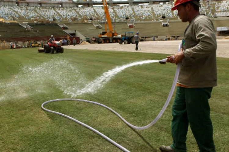 
	Maracan&atilde; recebe gramado durante reforma para a Copa: a previs&atilde;o &eacute; que o Maracan&atilde; seja reinaugurado no pr&oacute;ximo dia 27 para um jogo festivo entre amigos de Ronaldo e Bebeto, membros do Comit&ecirc; Organizador Local (COL).
 (Divulgação)