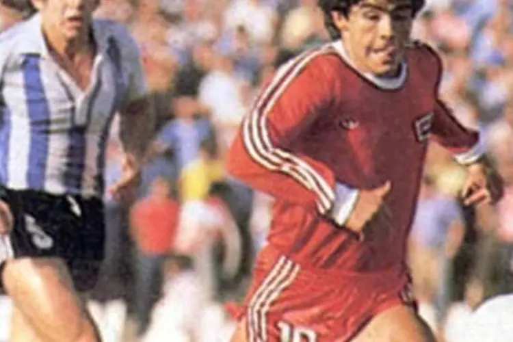 Maradona em jogo do Argentino Juniors, seu primeiro clube profissional (Total football/Wikimedia Commons)